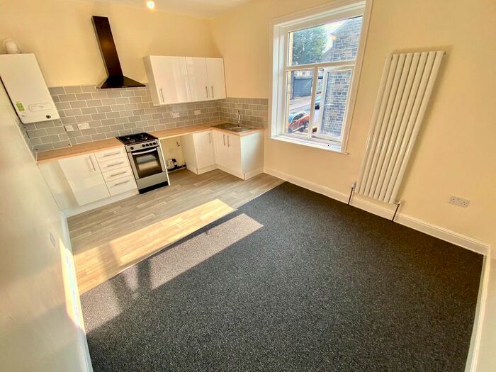 2 Bedroom Flat To Rent In Row Street, Huddersfield, HD4