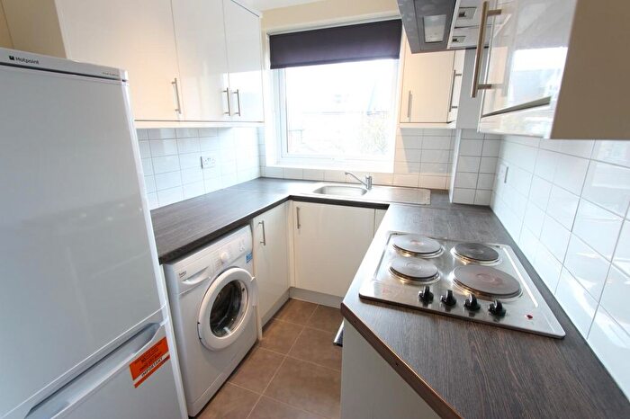2 Bedroom Flat To Rent In Friern Park, London, N12