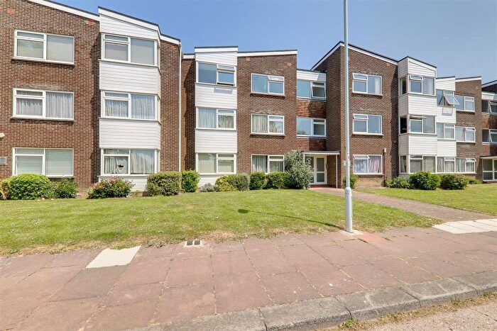 2 Bedroom Flat For Sale In Lincett Avenue, Worthing, BN13