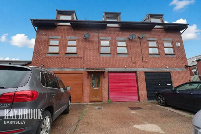 2 Bedroom Town House For Sale In Lingard Court, Barnsley, S75