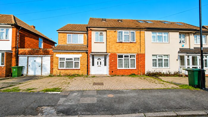 7 Bedroom Semi-Detached House For Sale In The Bramblings, Chingford, E4