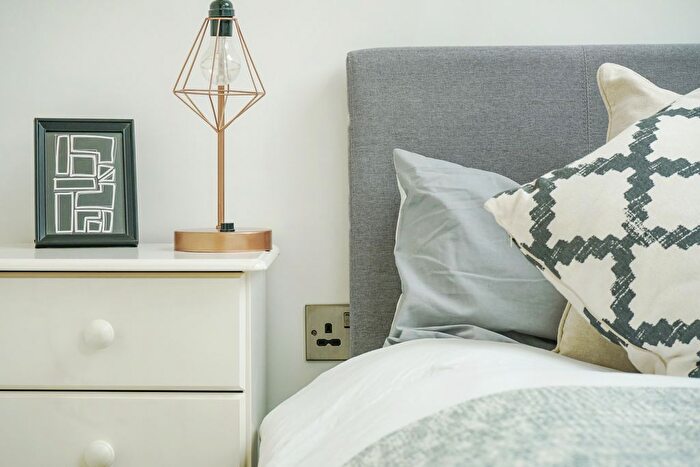 2 Bedroom Flat For Sale In Garratt Lane, Tooting Broadway, SW17