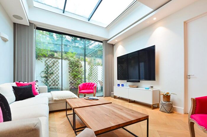 3 Bedroom Apartment To Rent In Hampstead Hill Gardens, Hampstead, NW3