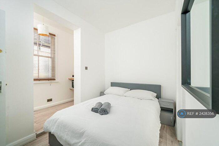 Studio To Rent In Kingsland Road, London, E8