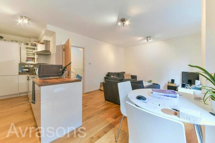 3 Bedroom Flat To Rent In Hackford Road, London, SW9