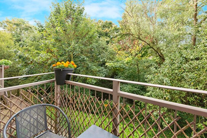 2 Bedroom Flat For Sale In Grove Road, Hitchin, Hertfordshire, SG4
