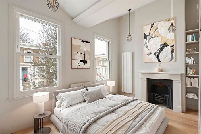 3 Bedroom Property To Rent In Lyndhurst Way, London, SE15