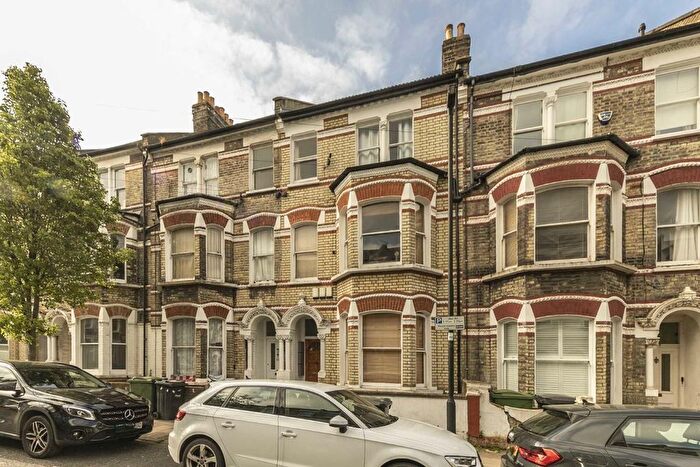 3 Bedroom Flat To Rent In Sandmere Road, London, SW4