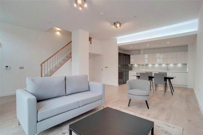2 Bedroom Terraced House To Rent In Williamsburg Plaza, Manhattan Plaza, E14