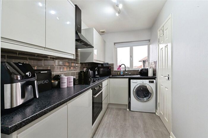 1 Bedroom Flat For Sale In Radwinter Avenue, Wickford, Essex, SS12