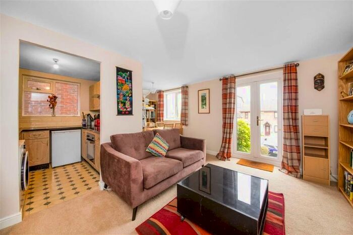 2 Bedroom Flat To Rent In Gables Close, London, SE12