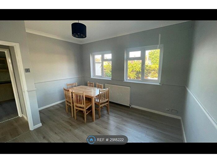 2 Bedroom Flat To Rent In Oakleigh Park Drive, Leigh-On-Sea, SS9
