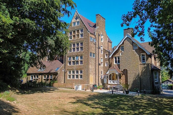 2 Bedroom Flat For Sale In Godalming, Surrey, GU7
