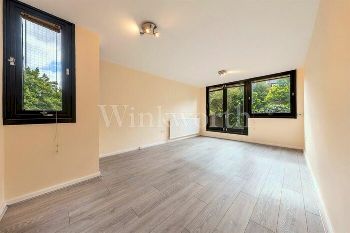 2 Bedroom Apartment To Rent In Britten Close, Hampstead Garden Suburb, London, NW11