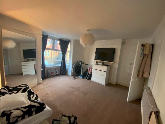 1 Bedroom Flat To Rent In Oatlands Drive, Weybridge, KT13