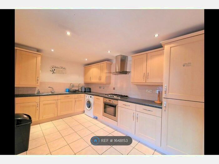 2 Bedroom Flat To Rent In Hevingham Drive, Chadwell Heath, Romford, RM6