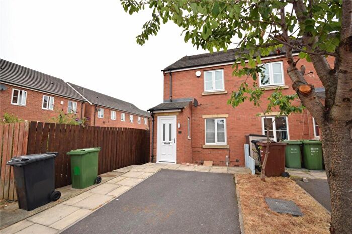 2 Bedroom Town House To Rent In St. Mathew Way, Leeds, LS14