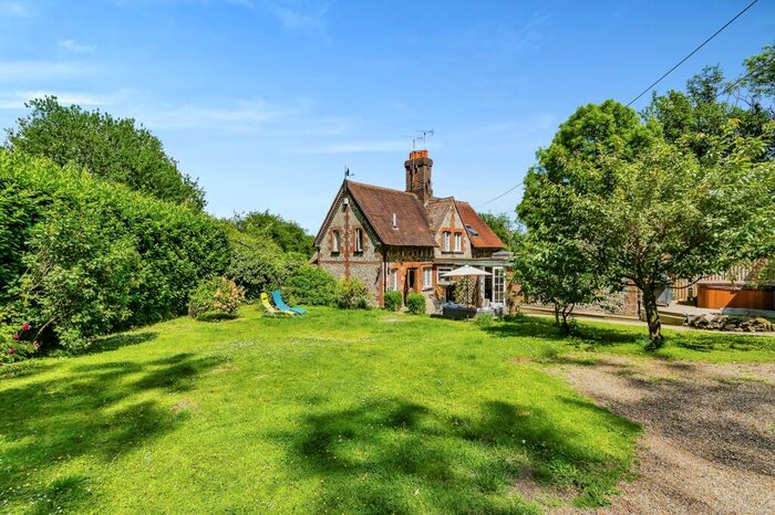 3 Bedroom Semi-Detached House For Sale In Limpsfield Road, Warlingham, CR6