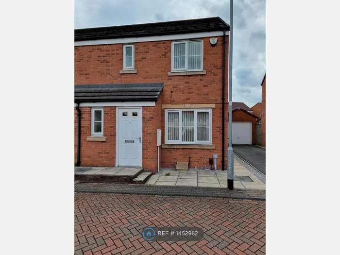 3 Bedroom Semi-Detached House To Rent In Pennwell Garth, Leeds, LS14
