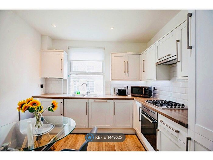3 Bedroom Flat To Rent In Tooting, London, SW17