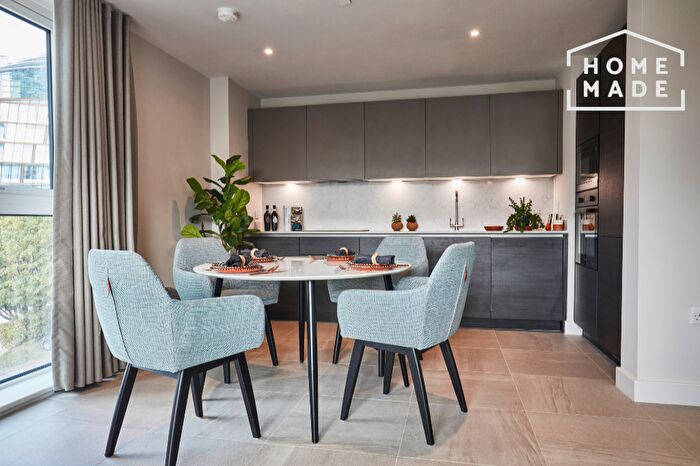 2 Bedroom Flat To Rent In Angel Gardens, M4
