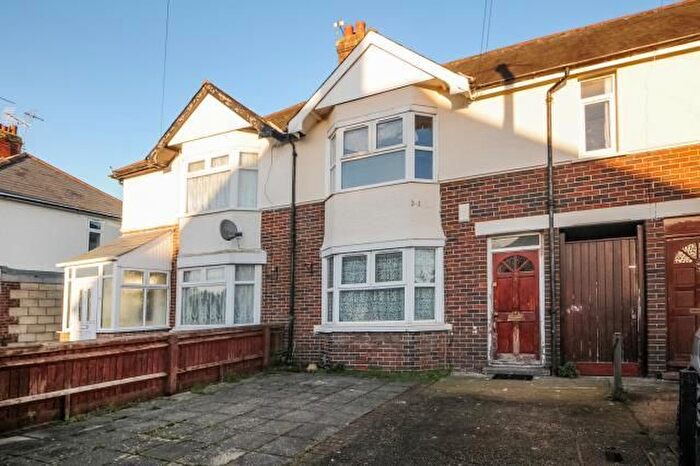 4 Bedroom Semi-Detached House To Rent In Cricket Road, Student Bedroom, OX4