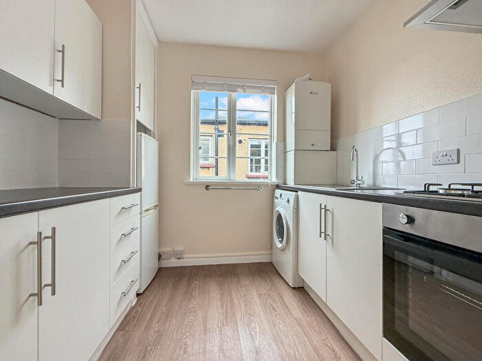 2 Bedroom Maisonette To Rent In Avenue Road, Bexleyheath, DA7