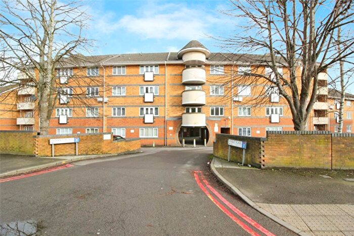 2 Bedroom Apartment For Sale In Winslet Place, Reading, Berkshire, RG30
