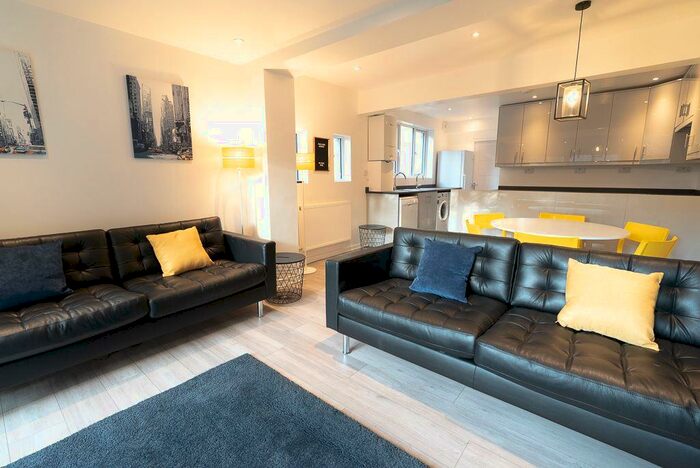 6 Bedroom Semi-Detached House To Rent In Roselands Gardens, Southampton, SO17