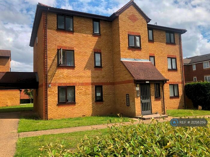2 Bedroom Flat To Rent In Burnham Gate, Slough, SL1