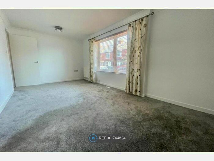 2 Bedroom Flat To Rent In St. Leonards Road, Windsor, SL4
