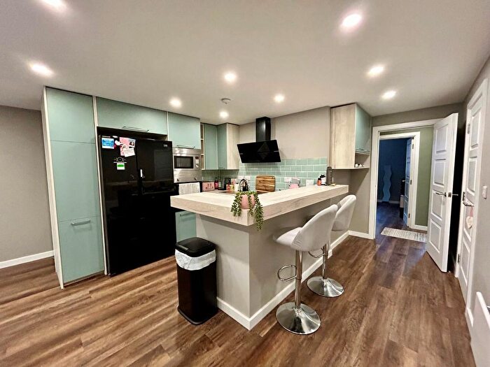 2 Bedroom Flat To Rent In Spen Lane, West Park, Leeds, LS16