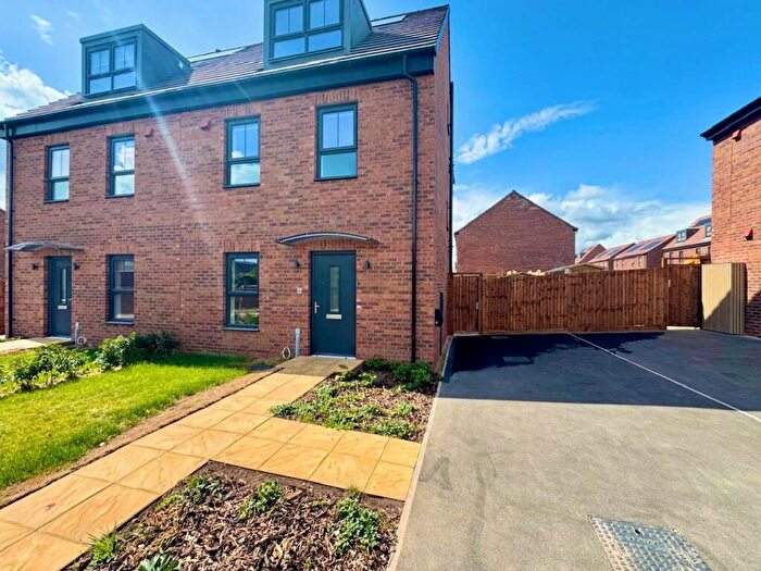 4 Bedroom Semi-Detached House To Rent In Gibbs Avenue, Nottingham, NG8