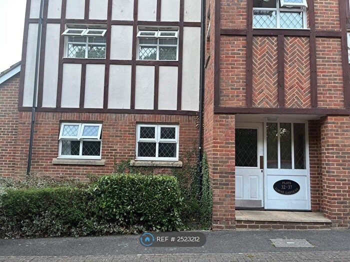 2 Bedroom Flat To Rent In Lorne Gardens, Knaphill, Woking, GU21