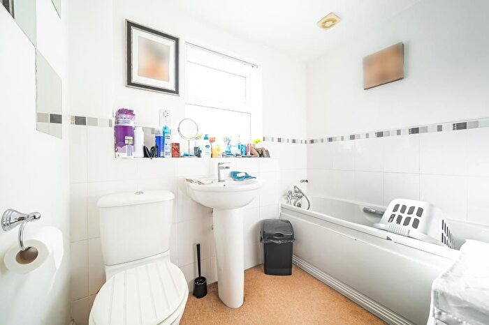 2 Bedroom Flat For Sale In Swindon, Wiltshire, SN25