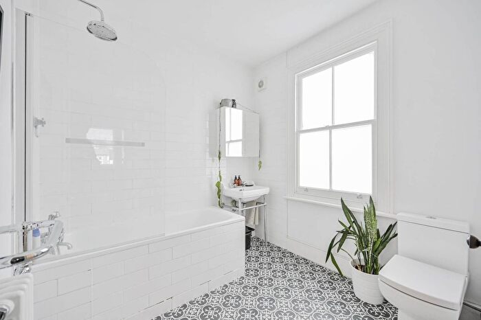 2 Bedroom Flat For Sale In Vicarage Road, Leyton, London, E10