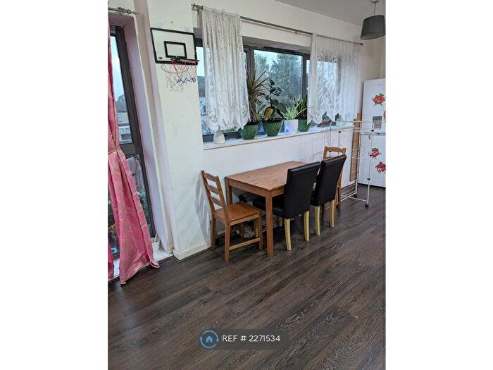 2 Bedroom Flat To Rent In Kingsley Mews, London, IG1