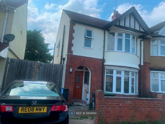 3 Bedroom Semi-Detached House To Rent In Tudor Road, Luton, LU3