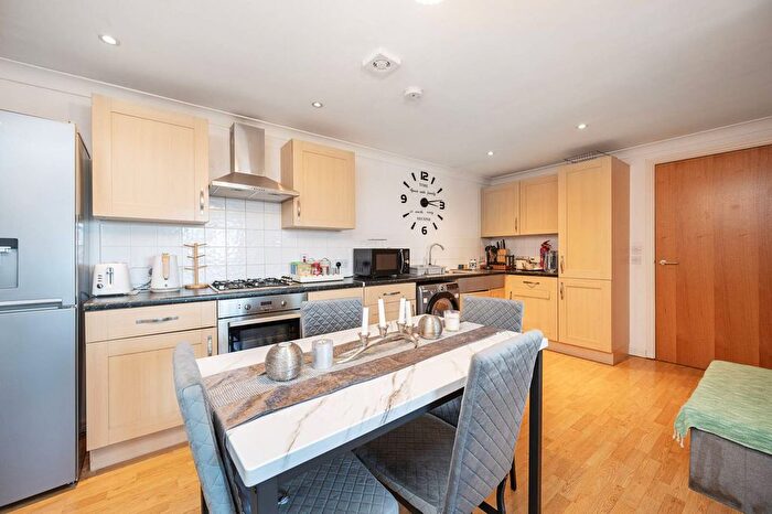2 Bedroom Flat To Rent In Lewis Gardens, Stoke Newington, London, N16