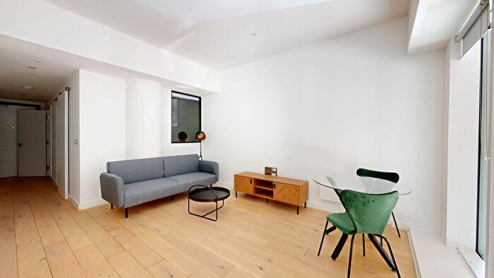 1 Bedroom Flat To Rent In Great West Road, Brentford, TW8