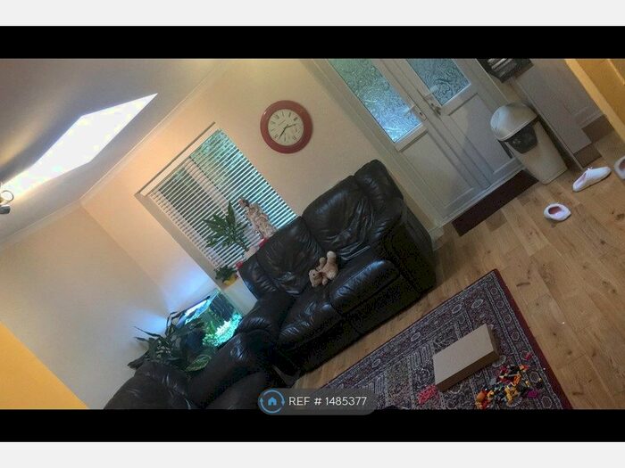 5 Bedroom Semi-Detached House To Rent In Birchway, Hayes, UB3