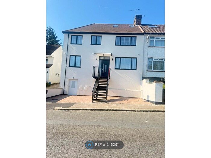 3 Bedroom Flat To Rent In Warwick Road, Barnet, EN5