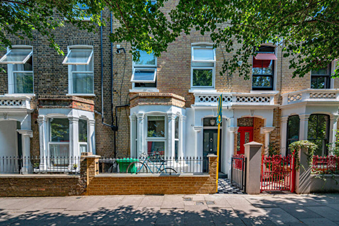 2 Bedroom Flat For Sale In Drayton Park, Highbury, London, N5