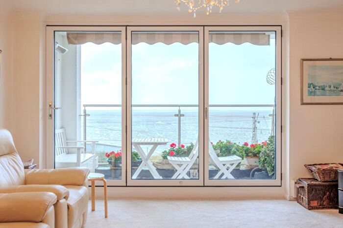 2 Bedroom Flat For Sale In Undercliff Gardens, Leigh-On-Sea, SS9
