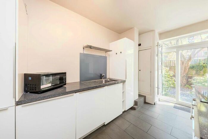 3 Bedroom Flat To Rent In Vermont Road, London, SW18