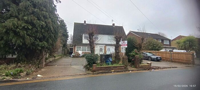 3 Bedroom Semi-Detached House To Rent In Hemnall Street, Epping, CM16