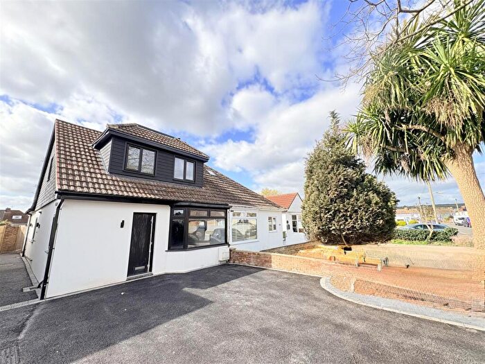 4 Bedroom Semi-Detached Bungalow For Sale In Merton Avenue, Portchester, PO16
