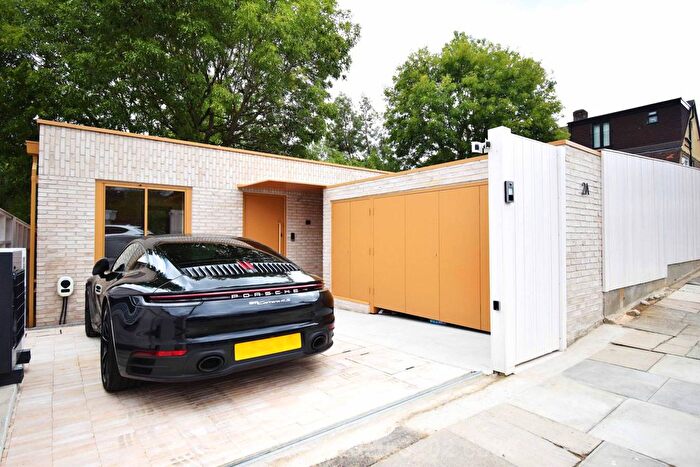 3 Bedroom Bungalow To Rent In Friary Way, London, N12