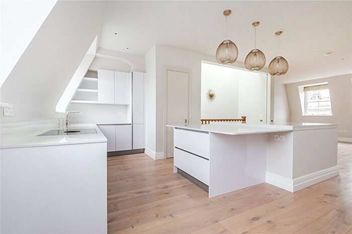 3 Bedroom Flat To Rent In Queen's Gate, London, SW7