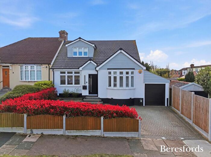 4 Bedroom Bungalow For Sale In Masefield Drive, Upminster, RM14